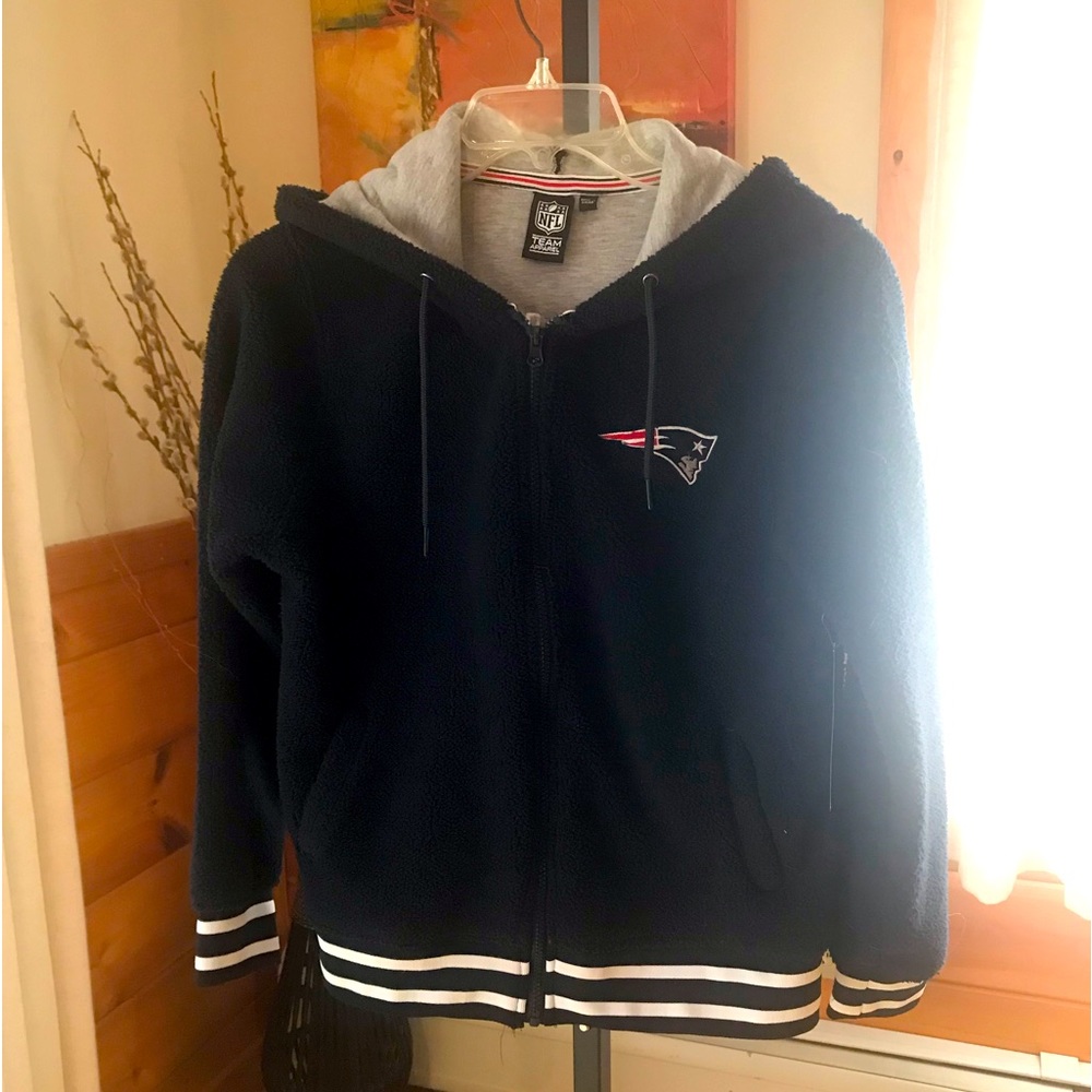 NE Patriots. NFL Team Apparel. Hooded Swestshirt. Navy. Medium. Womens